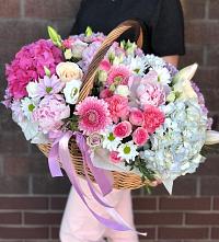 Цветочная композиция из Розы, Хризантемы, Пионы и Лизиантусы в корзине в Мишутино