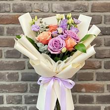 Букет цветов из:  Лизиантусы и Розы в Мишутино