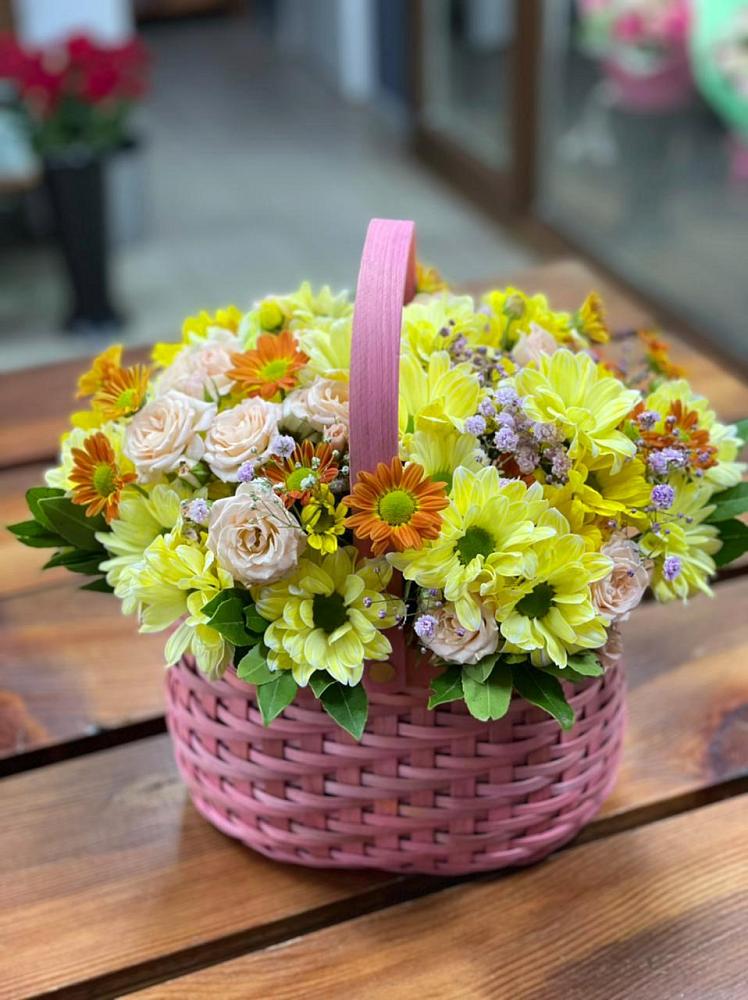 Цветочная композиция из Хризантемы и Розы в корзине в Мишутино