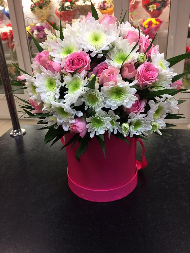 Цветочная композиция из Розы и Хризантемы в шляпной коробке в Мишутино