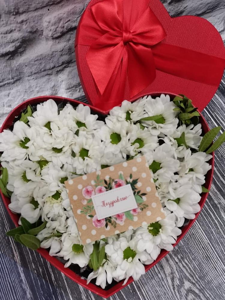 Цветочная композиция из Хризантемы в виде сердца в Мишутино