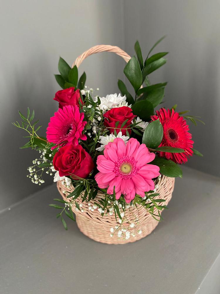 Цветочная композиция из Розы, Хризантемы и Герберы в корзине в Мишутино